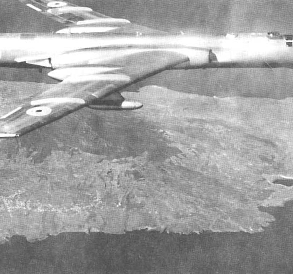 7.Ту-16Р со станцией СРС-3 ВВС Египта в полете.