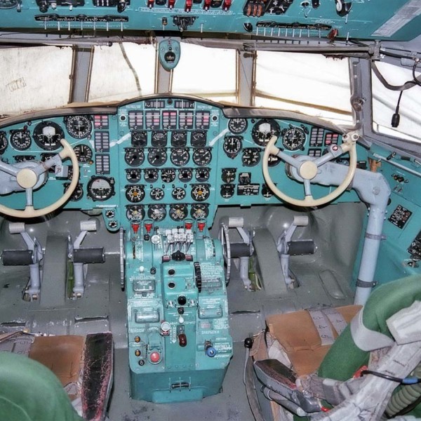 8.Кабина пилотов Ил-38.