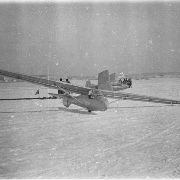 8.Планер БРО-12 на зимнем аэродроме.