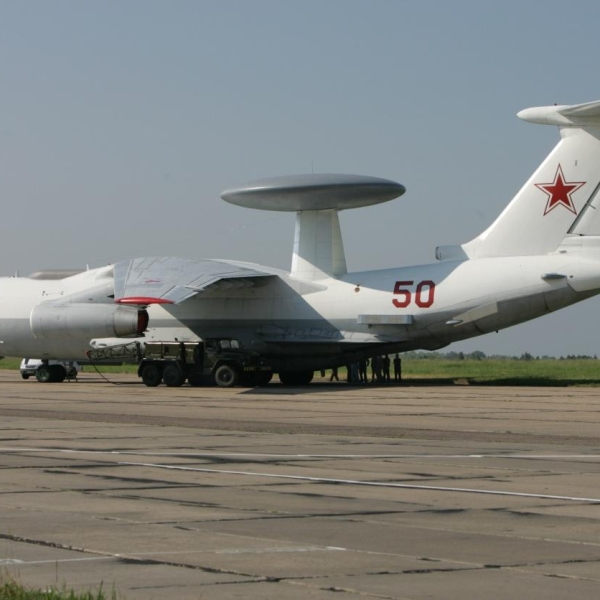 8.Самолет ДРЛО А-50 на стоянке.