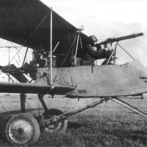 8.Самолет-разведчик Voisin LA с пулеметом Lewis.