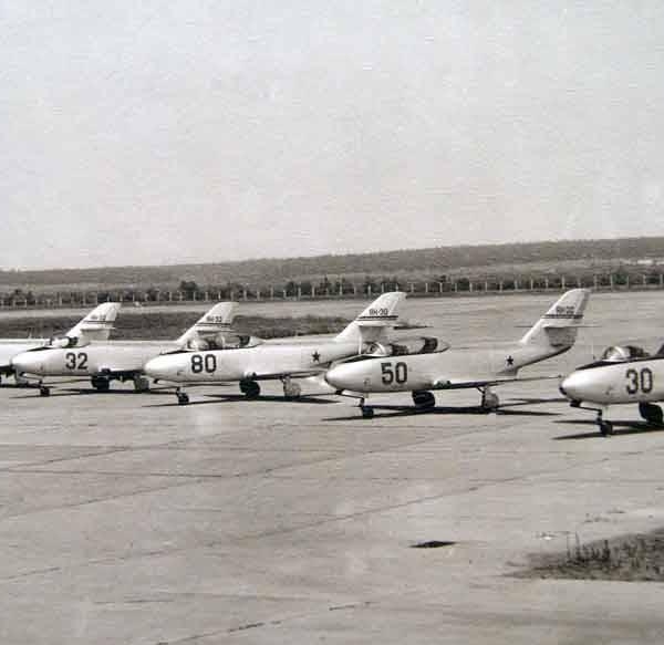 8.Самолеты Як-30 и Як-32 на стоянке.