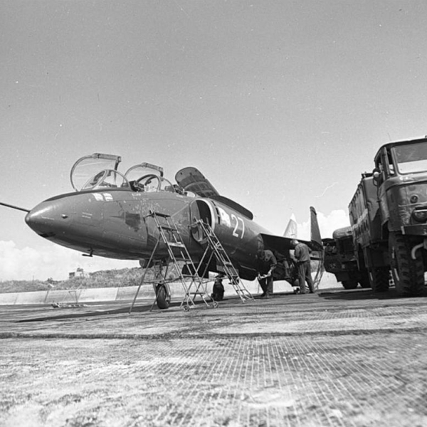 8а.Як-38У на стоянке.