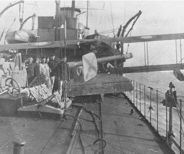 9.Эвакуация поврежденной летающей лодки FBA Type С на эсминце. 1915 г.