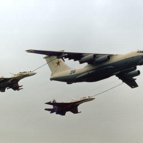 9.Ил-78 дозаправляет пару истребителей Су-27.