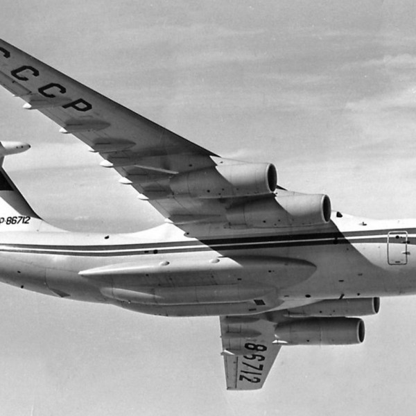 Первый опытный Ил-76 в полете.