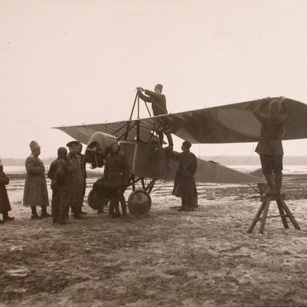 Подготовка Morane-Saulnier L к вылету.