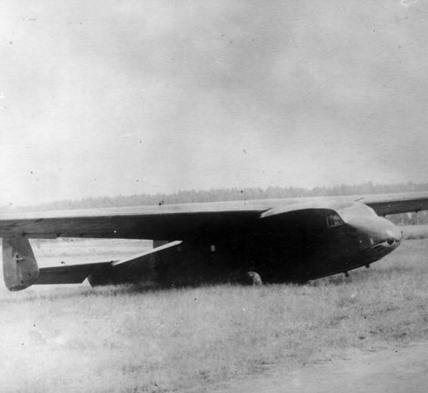 Тяжелый десантный планер КЦ-20 на аэродроме Медвежьи озера. 1941 г.