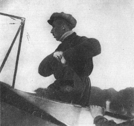 1.А.А.Васильев в кабина своего Блерио-XI перед стартом.