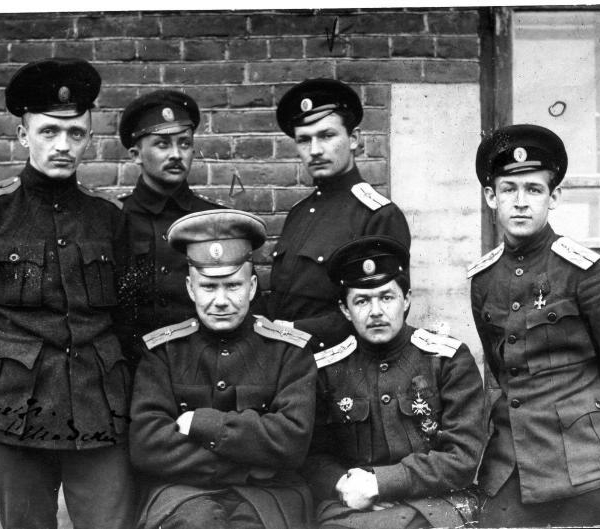 1.Георгиевский кавалер Ф.В.Алелюхин крайний справа.