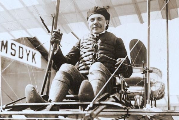 1.Михаил Ефимов на своем самолете Farman F.IV