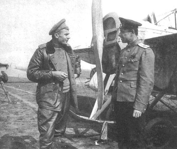 1.Охотник В.И.Янченко (слева) и штабс-капитан Гавин у Ньюпора-4.