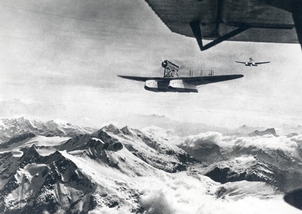 12.Группа Savoia-Marchetti S.55 в полете.