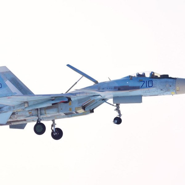 12.Су-35 первой серии заходит на посадку.