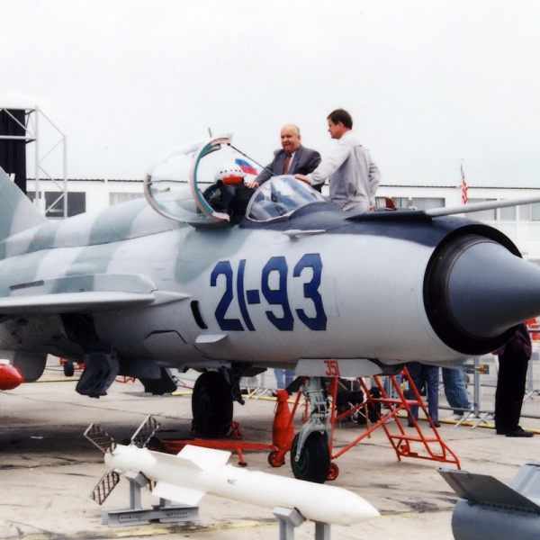 1а.МиГ-21-93 на авиасалоне.