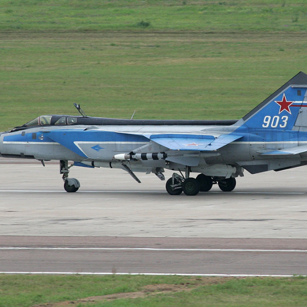 2.МиГ-31Э на рулежке.