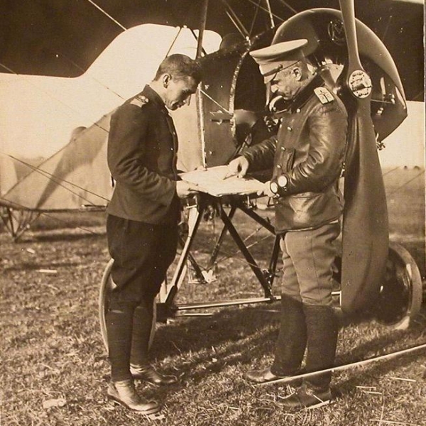 2.В.М.Ткачев ставит летчику боевую задачу. Рига, сентябрь 1915 г.