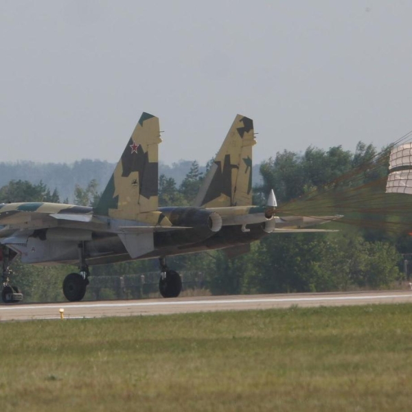 5.Первый прототип Су-35С после посадки.