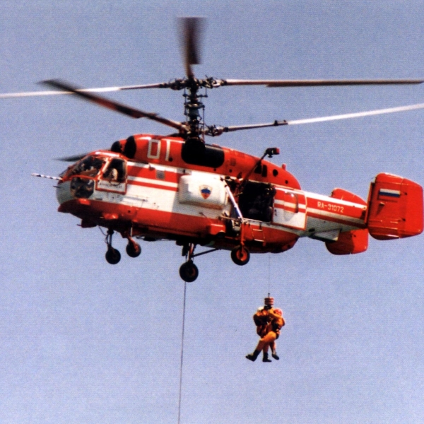5а.Пожарный вертолёт Ка-32А1 поднимает на борт двух человек