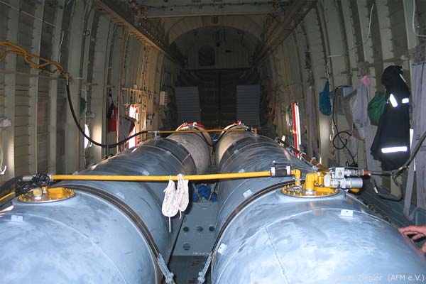 6.Емкости для воды ВСУ-15 в грузовом отсеке Ми-26ТП.