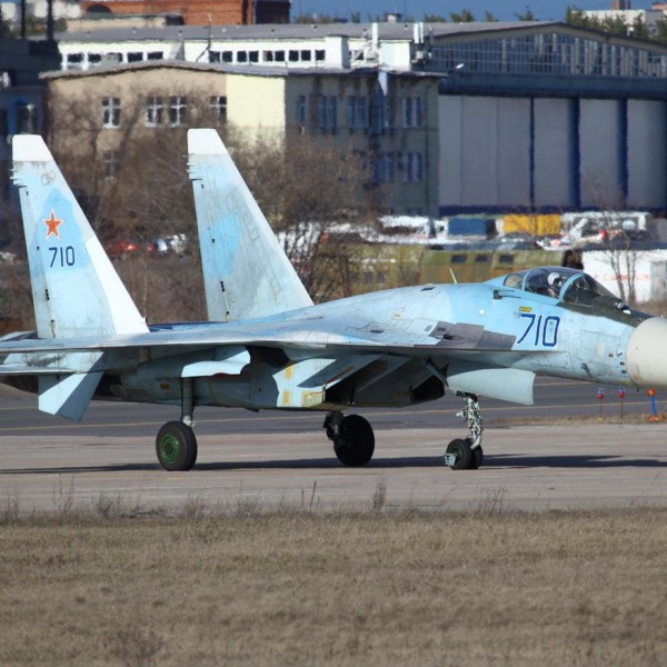 6.Су-35 первой серии на рулежке.