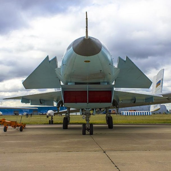 6б.МиГ-1.44 (МФИ) на стоянке авиасалона.