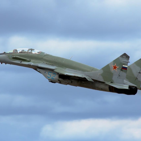 8.МиГ-29УБТ в полете.