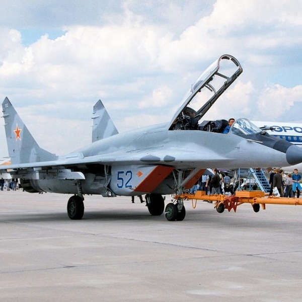 9.МиГ-29УБТ буксируют на стоянку авиасалона.