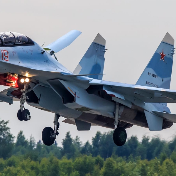 9а.Су-30СМ ВВС России заходит на посадку.