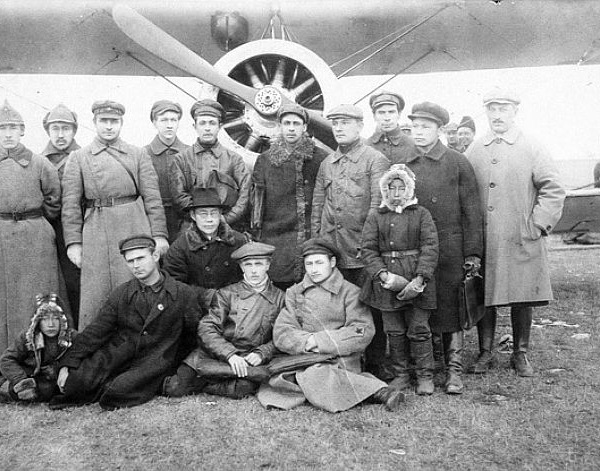 Б.С.Масленников (крайний справа) на встрече первого в Якутии самолета. Октябрь 1925 г.
