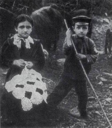 1.Артем Микоян с сестрой Астхик. 1913 г.