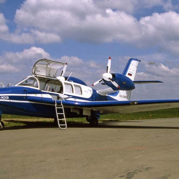 1.Бе-103 на стоянке авиасалона AERO-99. Апрель 1999 г.