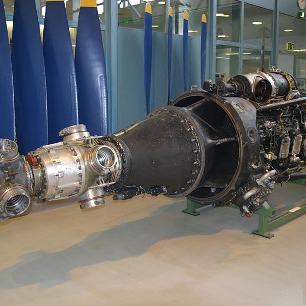 1.Двигатель НК-12 в экспозиции музея.