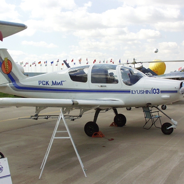 1.Ил-103СХ на стоянке авиасалона МАКС-2001.