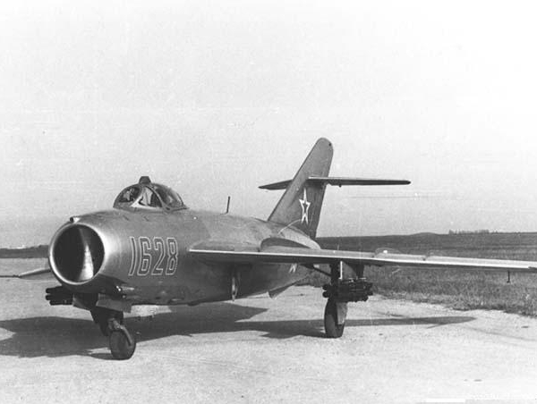 1.МиГ-17 с блоками Б-374 с ТРС-85.