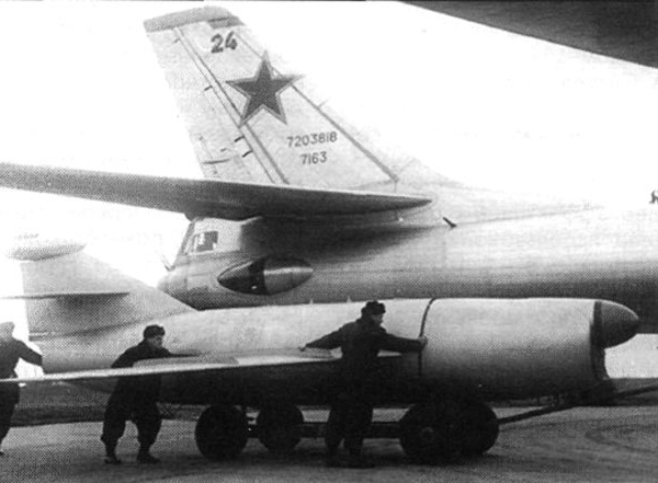 1.Ракета КС-1 перед установкой под Ту-16КС.