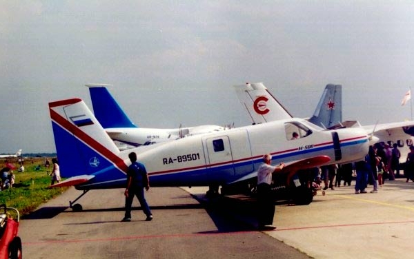 1.Сельскохозяйственный самолет М-500 на стоянке авиасалона.