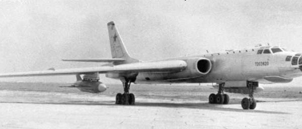 11.Самолёт-ракетоносец Ту-16К-16 с ракетами КСР-2.