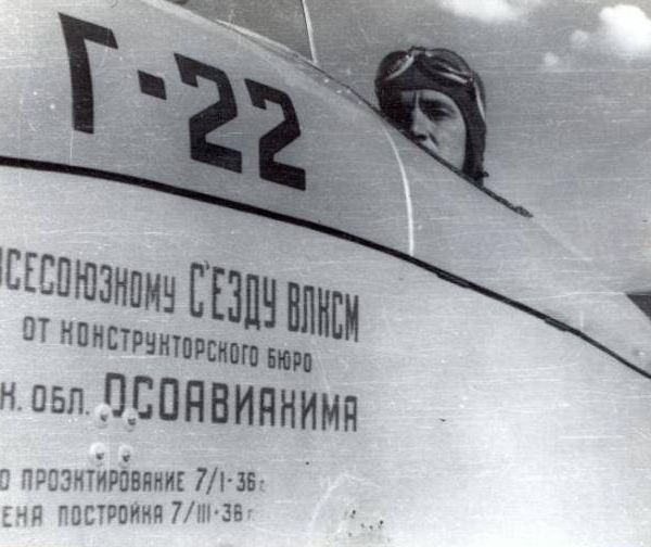 2.Грибовский в кабине самолета Г-22.