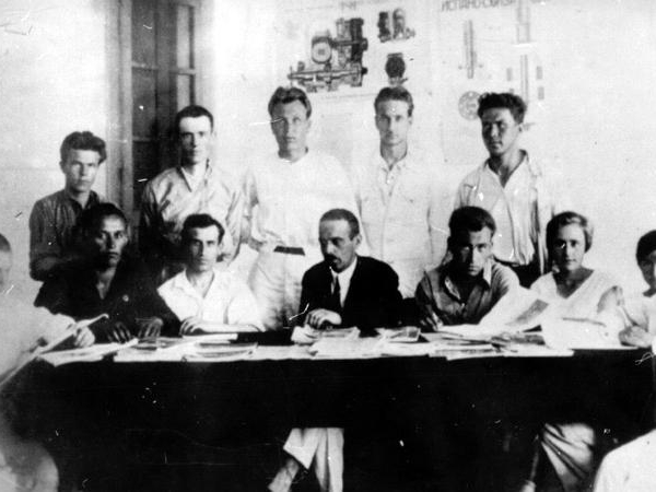 2.М.Л.Миль (крайний слева) среди студентов Новочеркасского политехнического института. 1928 г.