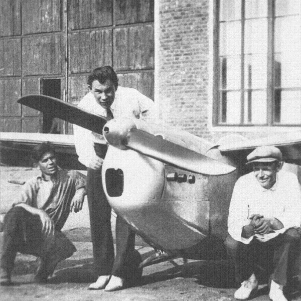 2.Пётр Грушин (справа) возле самолёта Октябрёнок, 1936 г.