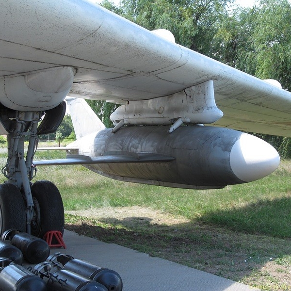 2.Ракета КСР-2 под крылом Ту-16.