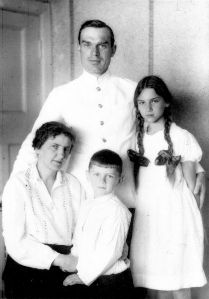 2.С.Леваневский с семьей.
