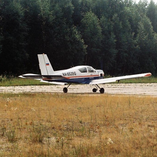 2.Самолет Дельфин-3 на исполнительном. Кронштадт, аэродром Бычье поле, июнь 2000 г.