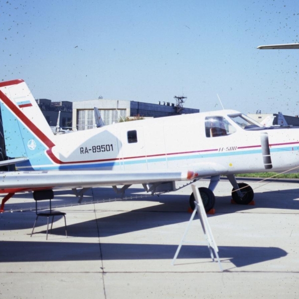 2.Самолет М-500 на стоянке авиасалона.