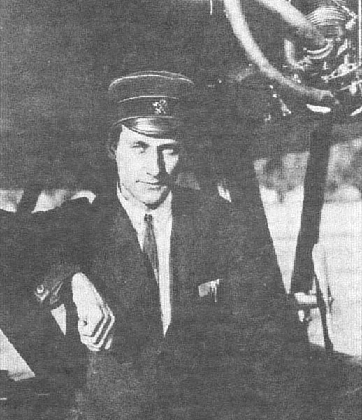 2.В.Б.Шавров у своего первого самолета Ш-1. 1929 г..