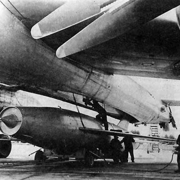 2а.Крылатая ракета Х-20М перед подвеской под Ту-95К.