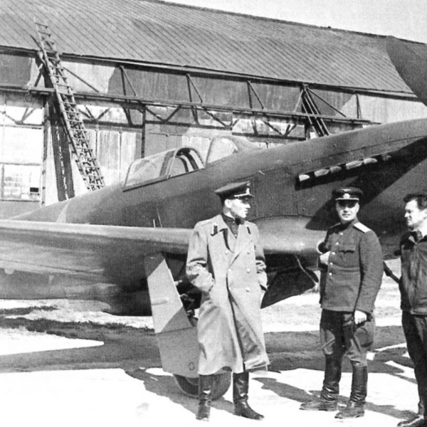 3.А.С.Яковлев около Як-3. 1944 г.