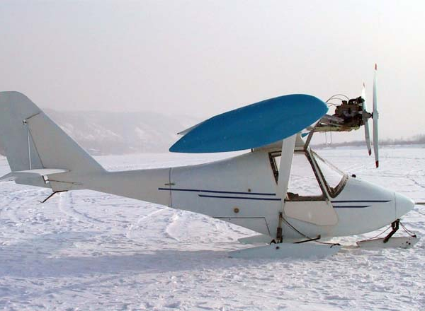 3.Легкий самолет Цикада на лыжном шасси.