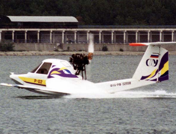 3.Самолет-амфибия Р-02 Роберт взлетает с воды.